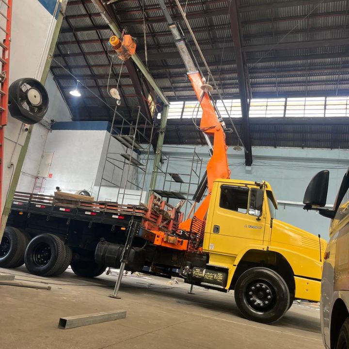 Munck em operação de içamento